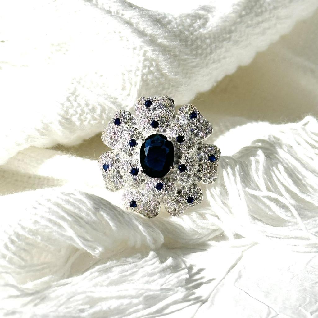 Modern Luxury Blue Diamond Ring: Versatile, Trendy Design for a Unique and Elegant Look