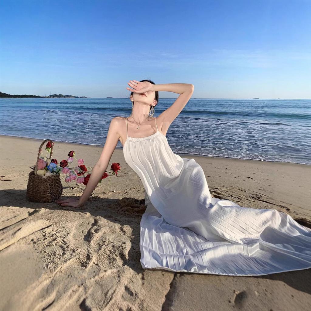 New white seaside vacation, high-end neck hanging, big halter, long skirt pleated, loose and thin, big pendulum Sanya sand
