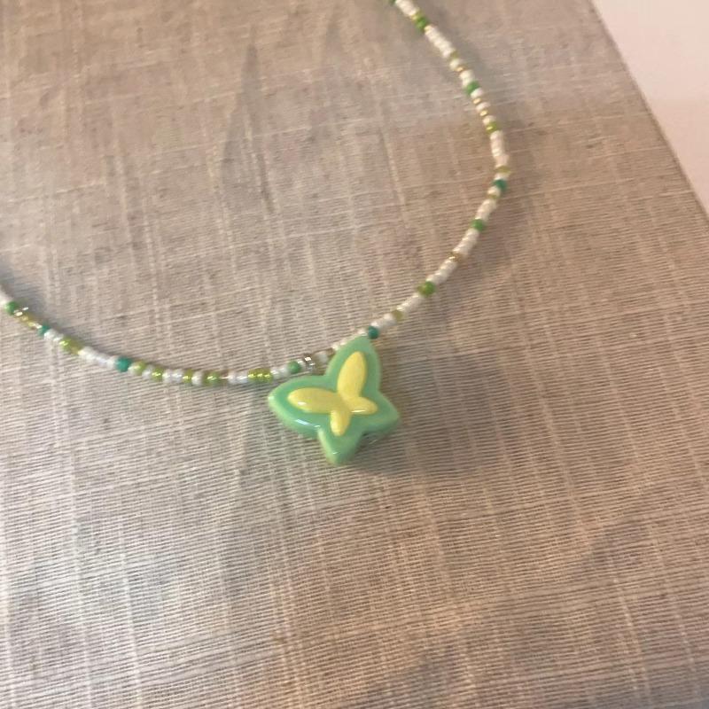 Candy-colored Beaded Butterfly Necklace for Girls, A Small and Unique Piece That Is Sweet and Cute, Suitable for A Teenage Girl Style.