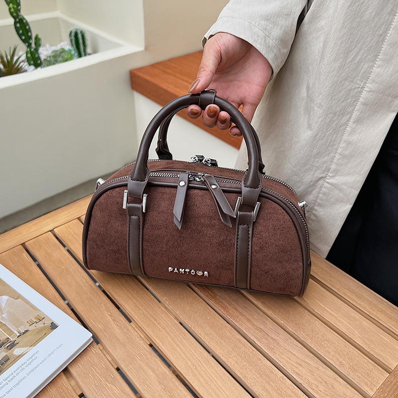 Premium sense niche bag women's autumn and winter 2025 new matte retro messenger bag casual explosion portable pillow bag