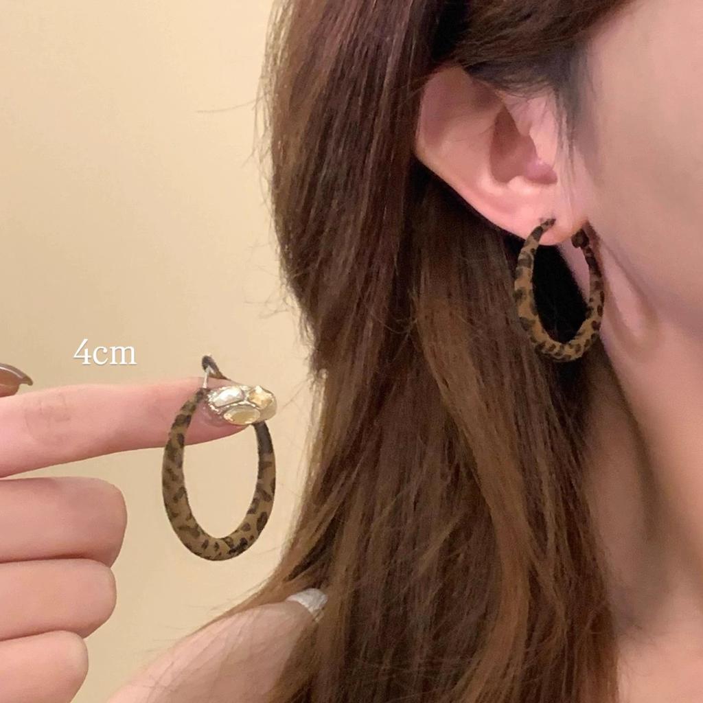 Autumn and winter new metal glossy ball earrings, femininity, advanced sense, square and round face, thin earrings, retro ear jewelry