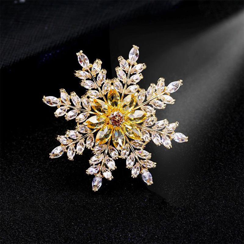 Japan and South Korea New Fashion High Grade Snowflake Brooch Simple Zircon Brooch Women Coat Personality Pin Gold Plated