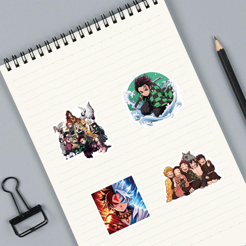 Set de autocolante anime Demon Slayer: 100 Autocolante Desenate pentru Sticle de Apă, Bagaje, Skateboards, Jurnale DIY și Proiecte Graffiti