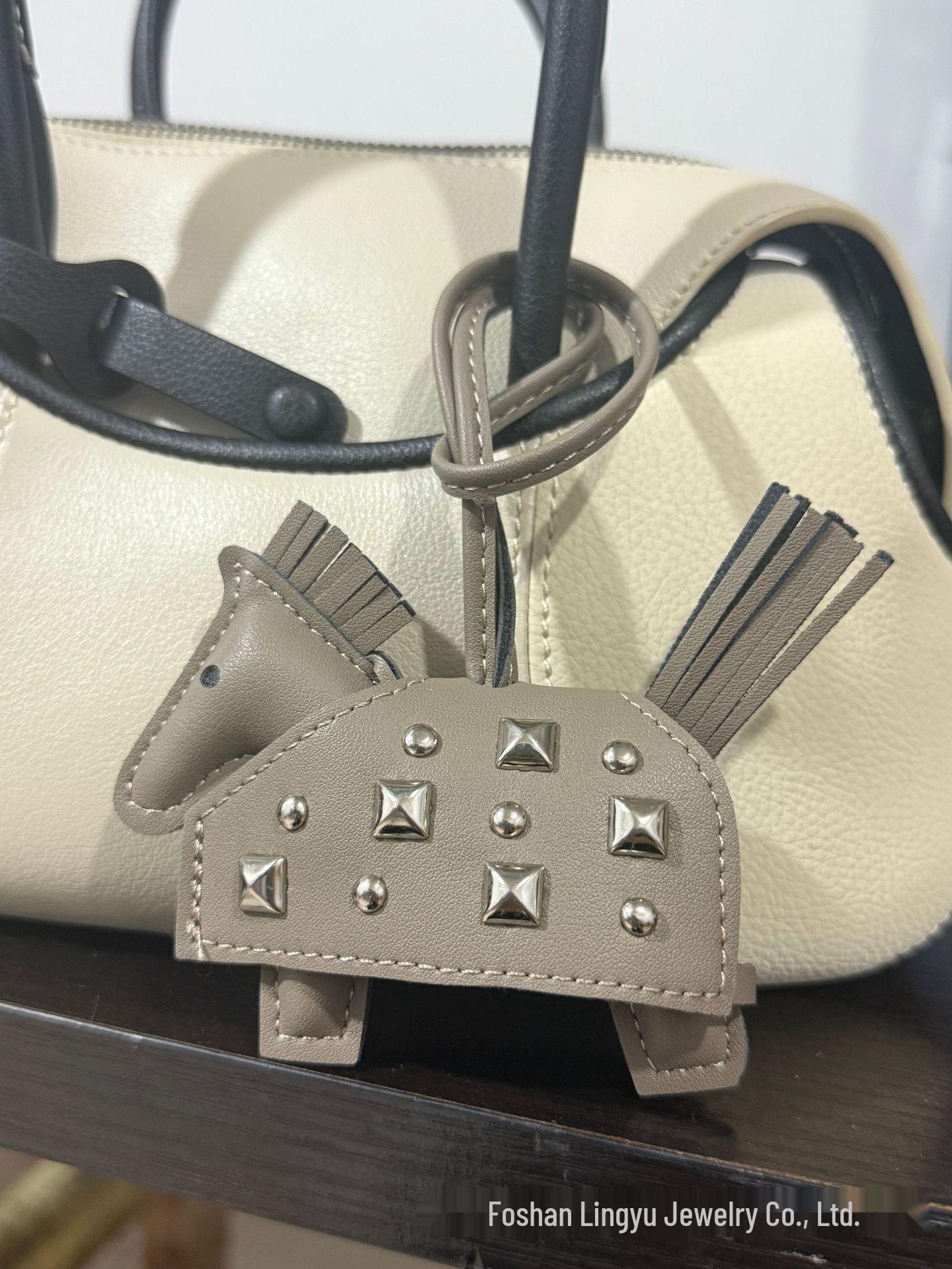 Персонализированный кожаный брелок-подвеска в виде пони - Универсальное, милое подвесное украшение серый