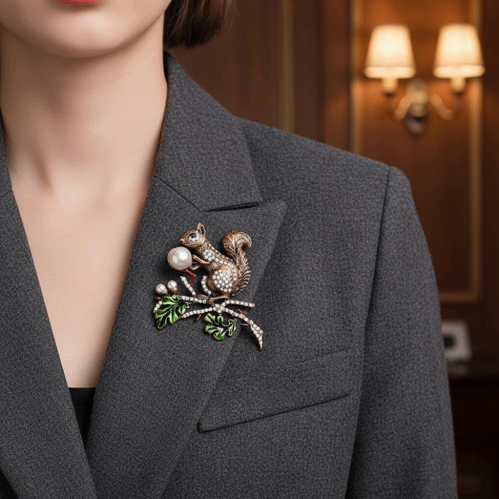 Cartoon Animal Enamel Squirrel Brooch Rhinestone Studded Pearl Animal Lapel Pins Men/Women