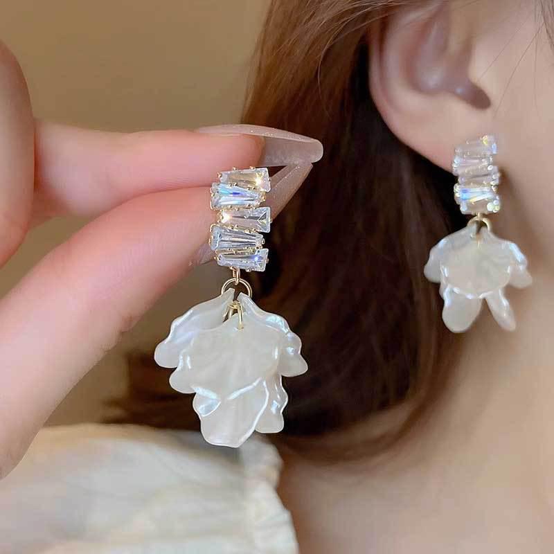 Koreanischer Stil Nicht-Piercing Ohrclip mit langem Quaste, Perlmutt Schmetterlings Design für Damen - High-End, Coole Mode.