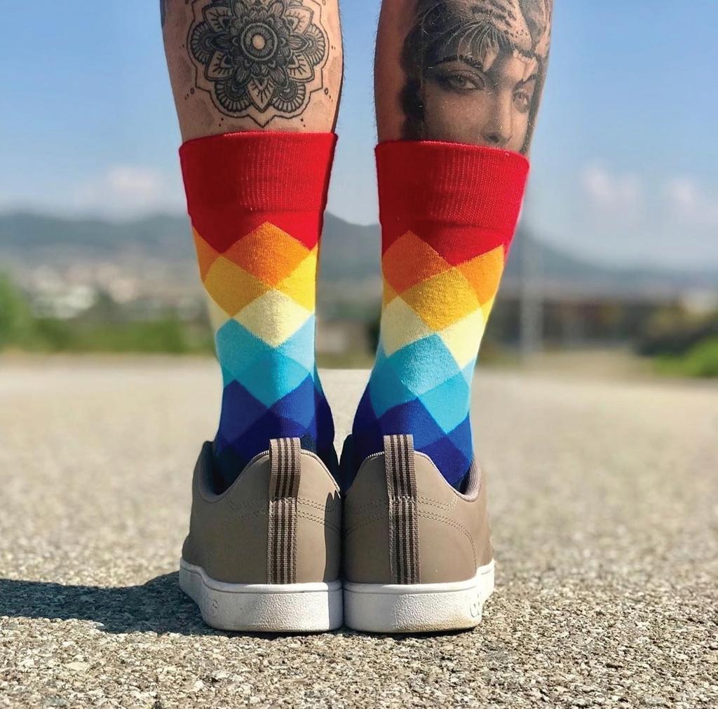 Șosete lungi amuzante din bumbac pieptănat pentru bărbați, bumbac casual la modă, șosete cu dungi curcubeu în culori contrastante