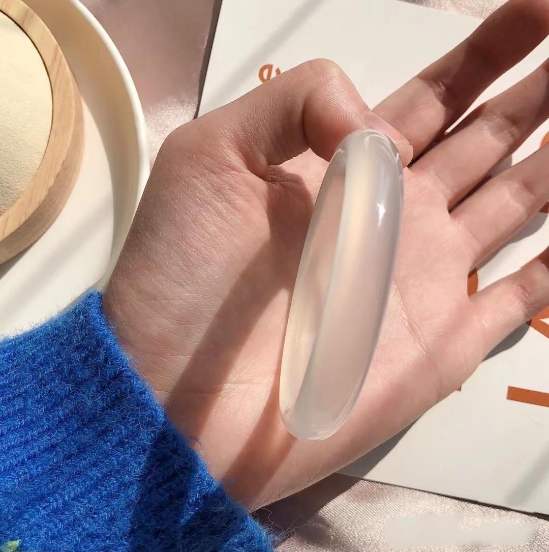 

Премиальный браслет из ледяного белого халцедона с флуоресцентным агатом Model 54-55