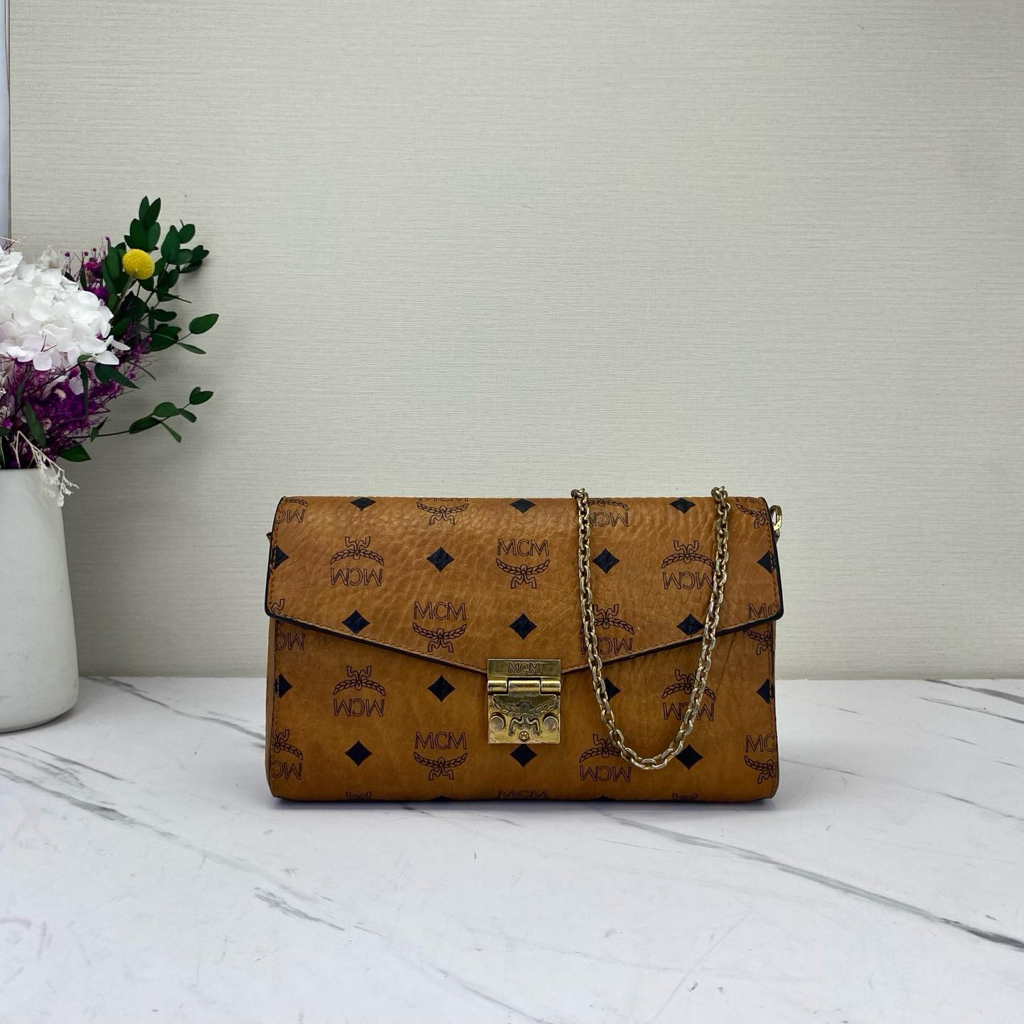 [Pre-Owned] Millie Visetos Monogram Chain Studded Leather Crossbody Bag - Very Good #1Y90CKU ONE SIZE