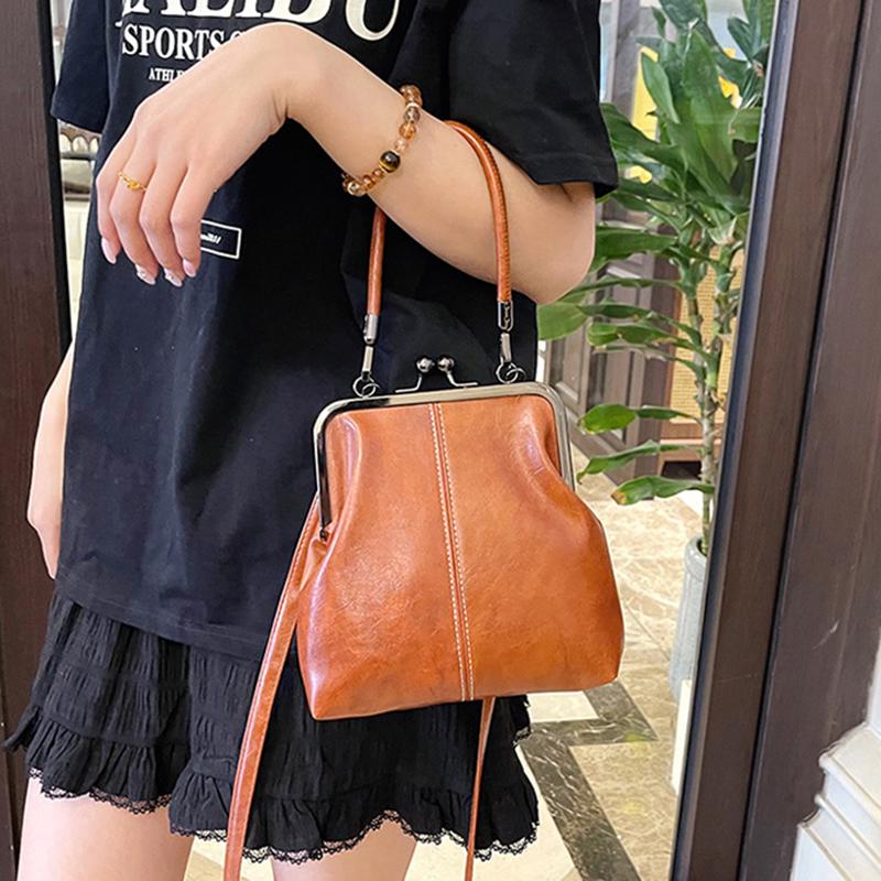 Yogodlns Vintage PU-nahast inspireeritud mini õlakott naistele, beež, kuldse pandlaga, reguleeritava rihmaga, stiilne väike crossbody kott