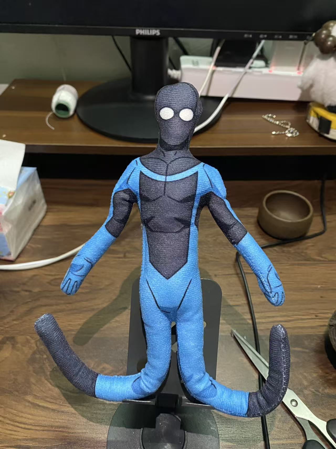 Poupée en peluche Invincible Omni-Man Mark Grayson 28 cm Membres amovibles et mobiles Squelette en fil Figurine d'action Souris en peluche Décor de chambre 28cm