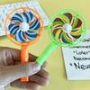 25/50 Stück Mini-Pfeife Windmühle Kunststoff-Windmühle Handheld Foto-Requisiten Partyzubehör Niedliche Cartoon Festival Geschenke TMZ