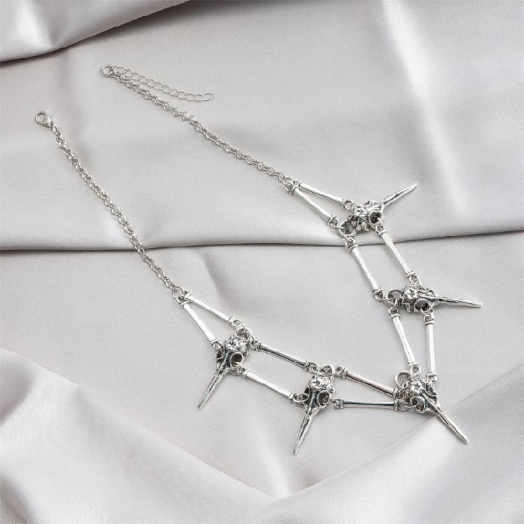 Elegante gotische Vogelschädel-Halskette, die jedem Outfit einen Hauch von Geheimnis verleiht. Modisches gotisches Accessoire mit Legierungstextur.