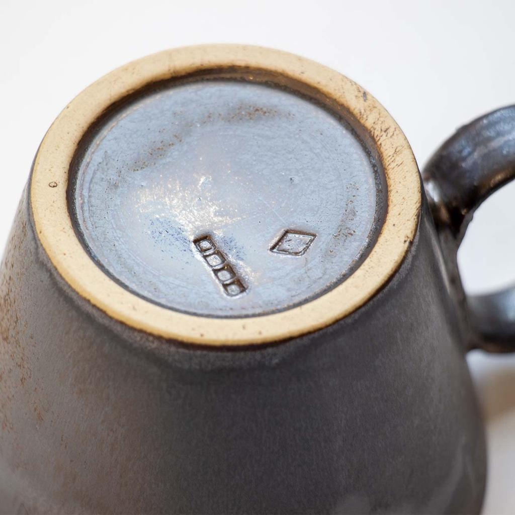 Wired Beans Wired Beans Mugg för att hålla livet ut Shigaraki-keramik guldfärg svart mugg 240ml i inhemsk cederträask