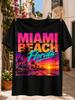 Miami Beach Florida Sonnenuntergang Mit Palmen Küsten Skyline Und Lebendigen Neon Retro Reise Unisex Alle T-Shirts