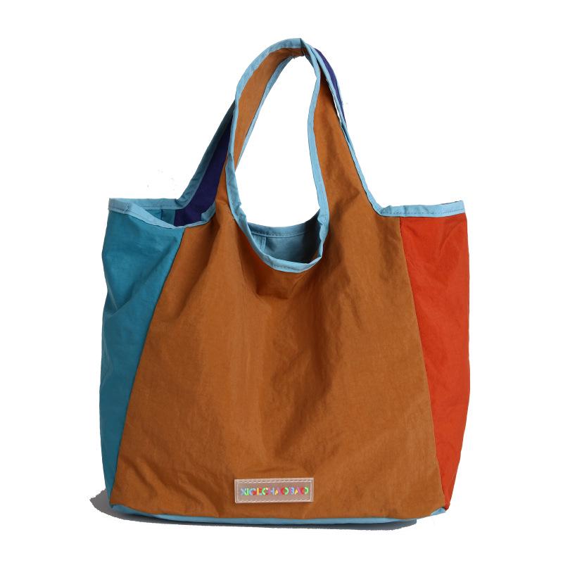 

Универсальная женская джинсовая сумка-тоут с цветными блоками - Большая вместимость, складная сумка для поездок на работу и сумка через плечо. коричневый