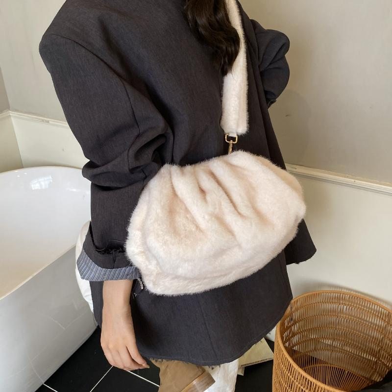 New Womens Commuting Simplified Shoulder Bag Fluffy Cloud Textured Casual Coach Bag Vintage Furry Handle Bag for Autumn Winter