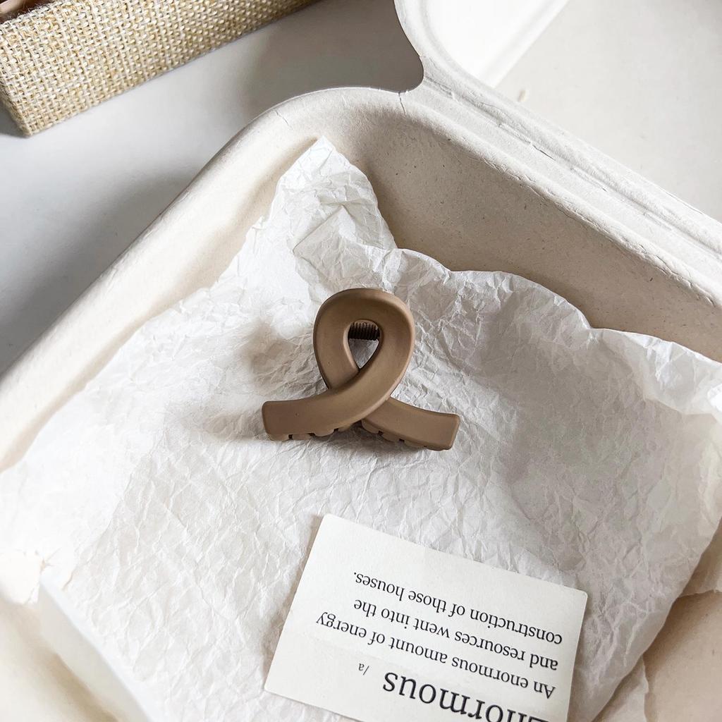 Pince à cheveux polyvalente en forme de requin floral givré pour queues de cheval et coiffures à moitié nouées