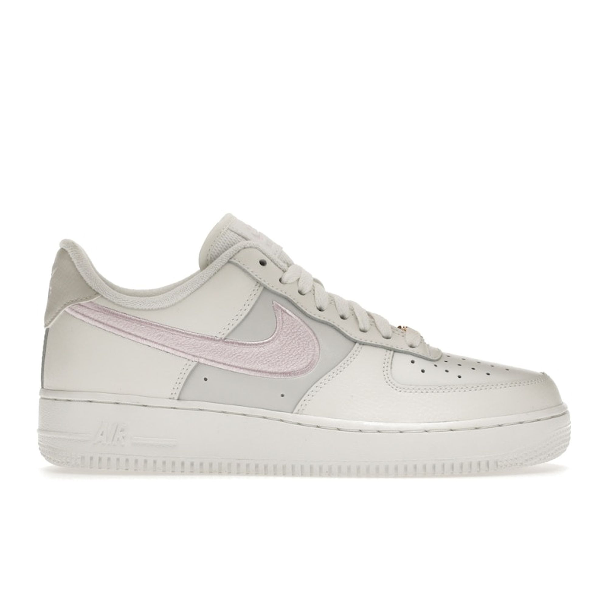 

Женские кроссовки Nike Air Force 1 07 Chenille Swoosh White Summit-White Light-Bone DQ0826-100 42