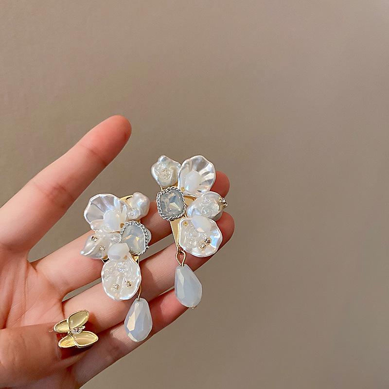 Elegant Zircon Pearl French Retro Luxury Earrings 2025