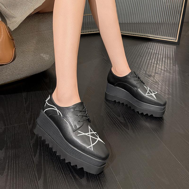 

Универсальные туфли-маффины на платформе 2025, британский стиль, квадратный носок, лакированная кожа, танкетка, повседневные одинарные туфли, женские HZB-688 39