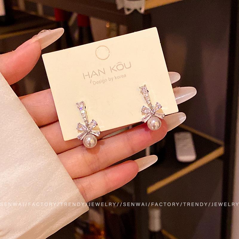 

Super flash zircon bow pearl earrings women s light luxury design studs 2025 new earrings