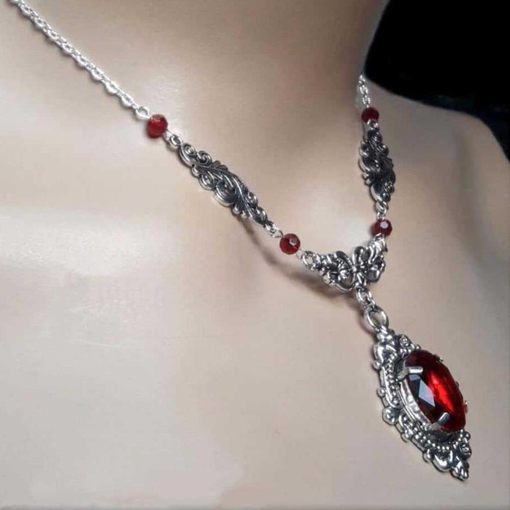 Viktorianischer Tiefroter Ovaler Edelstein Anhänger Exquisites Hohlgeschnitztes Muster Halskette für Frau Halloween Halskette Hexe Schmuck