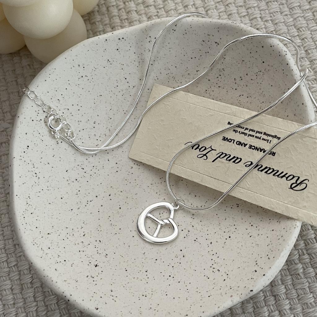 Korean version S925 sterling silver alkaline water knot necklace female niche design sense ins wind love line sense collarbone chain