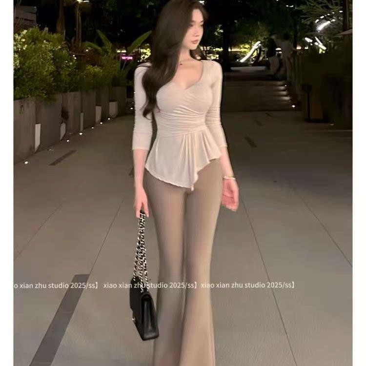 Elegant Women's Set: Pure Style Top & Micro-Flare Pants - Unique, Lightly Mature Design