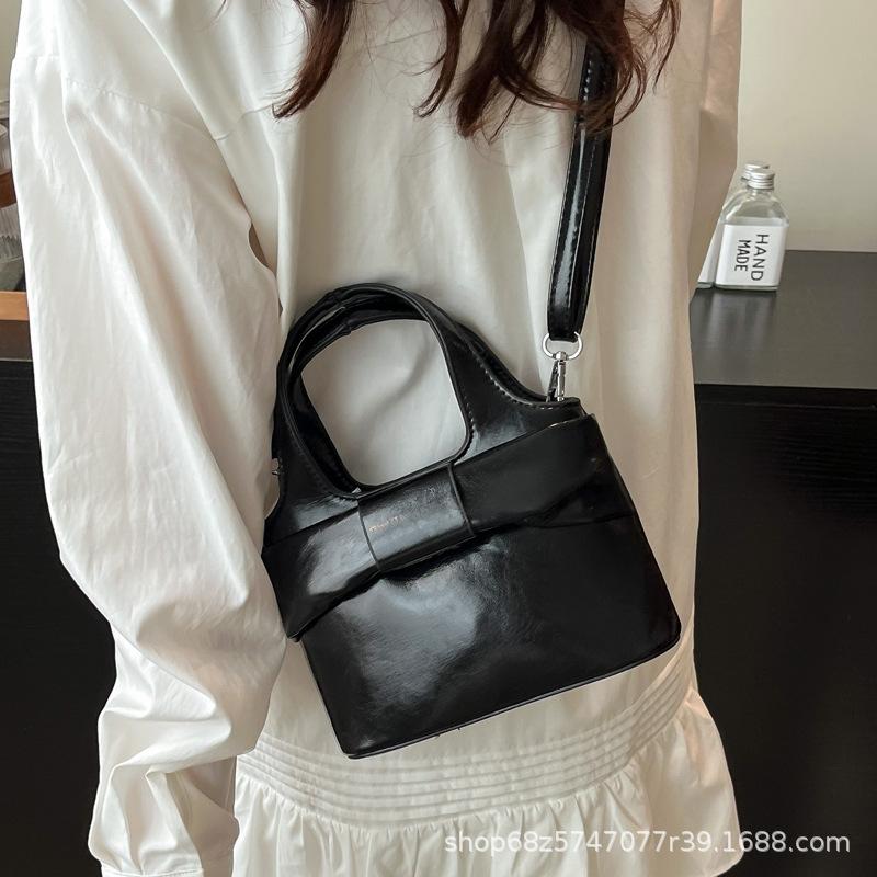 Silver High-end Foreign-style Bag Female Douyin Live Broadcast Explosion Personality Design Hand Bag Commuting Shoulder Messenger Bag