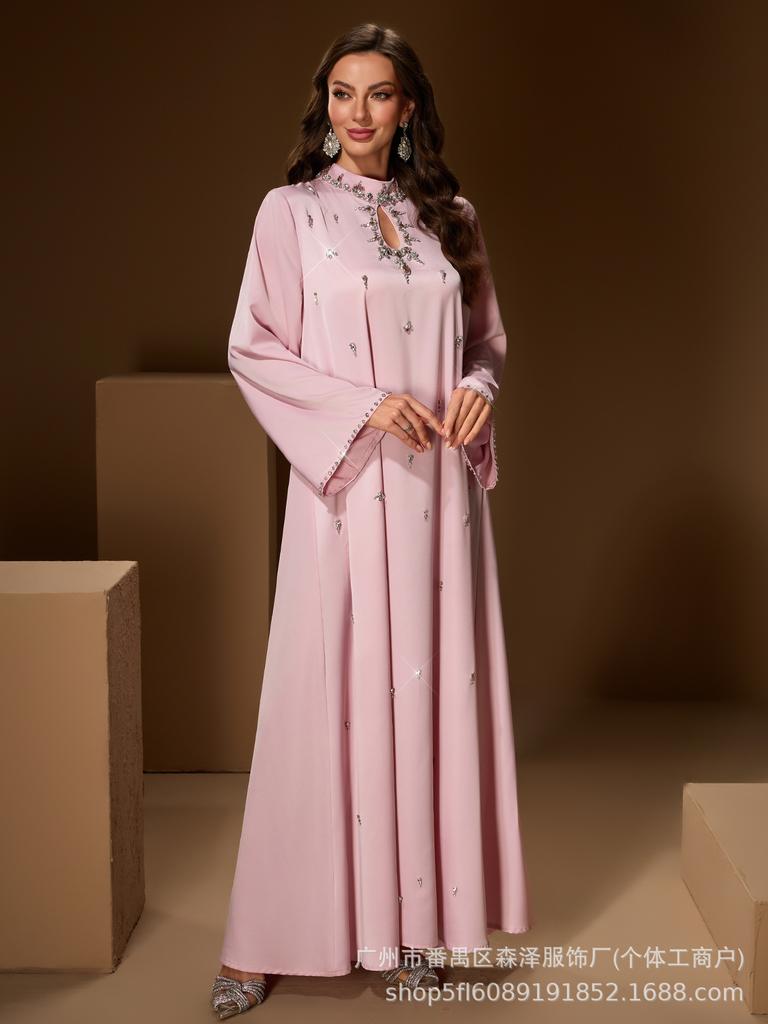 Elegantes Langarm-Perlenkleid mit eingelegten Diamanten, erhältlich 2025