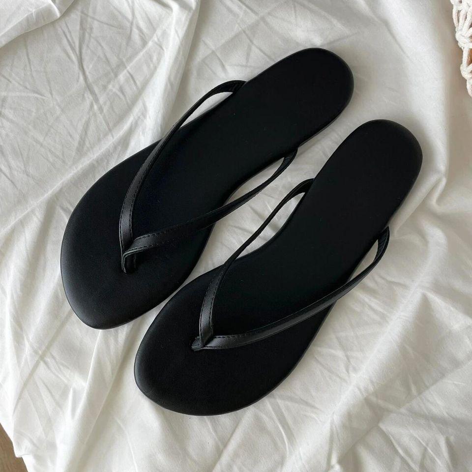 

2025 Korean version of simple silver flip-flops women s summer flat bottom seaside vacation toe cool slippers summer cool 40