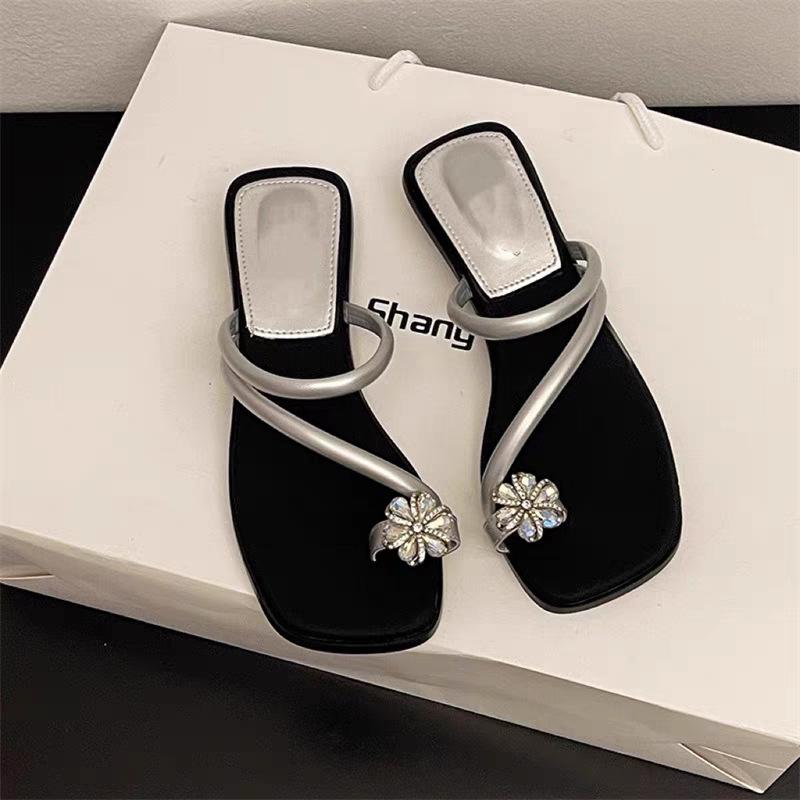 

Fashion Summer Women Slippers Flower Fashion Flat Clip Toe Flip Flop Outdoor Rhinestones Non-slip Beach Slipper Female Square Toe Sandal 43