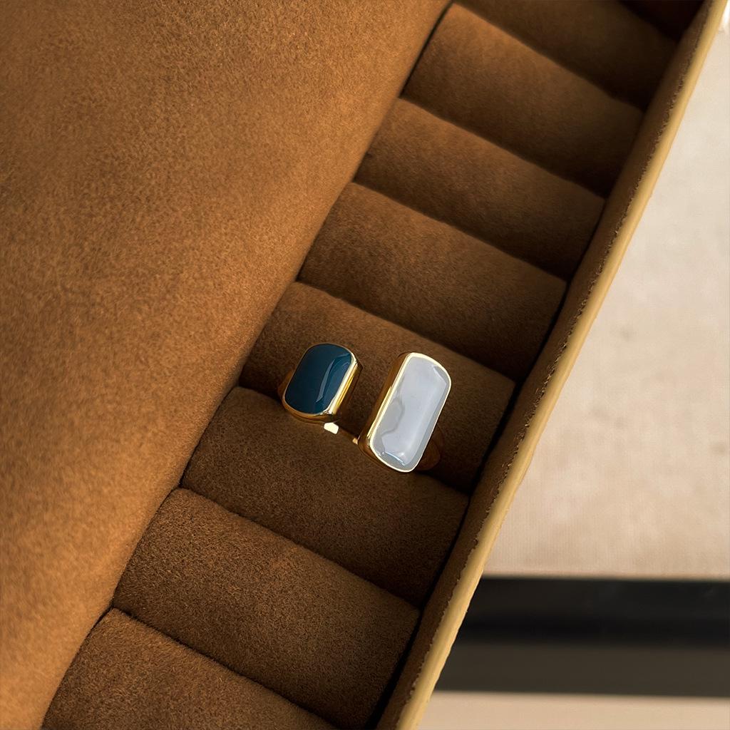 Adjustable Retro High-End Women's Ring: Light Luxury, Artistic Antique Style, Niche Fashion Open Ring