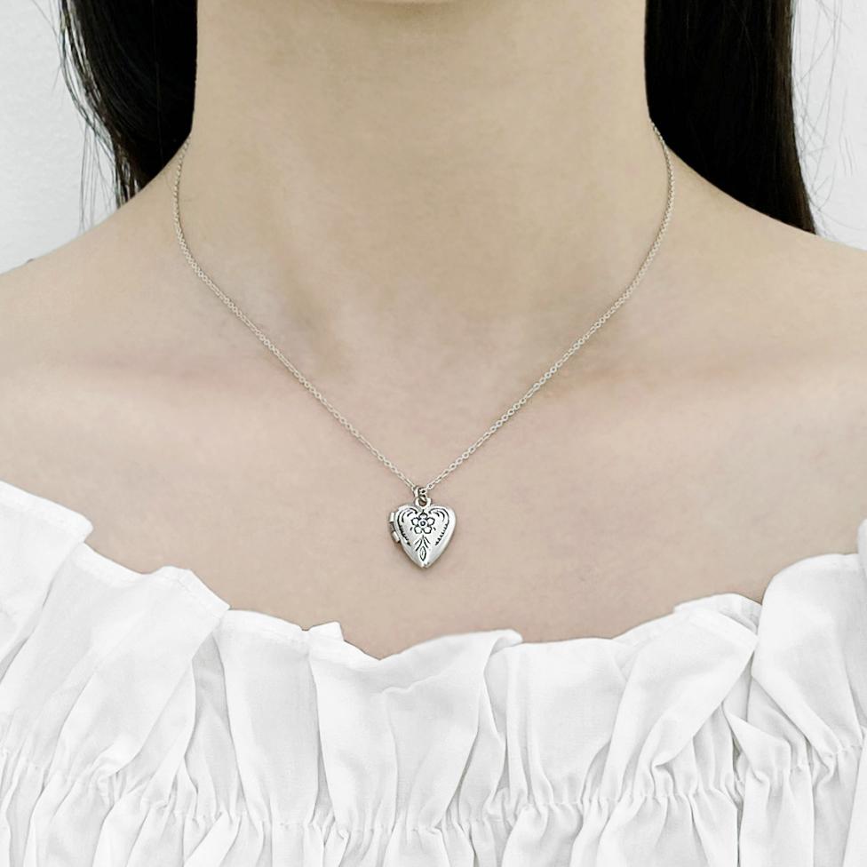 Rush Off Heart Socket Pendant Chain Necklace (Silver Plated)