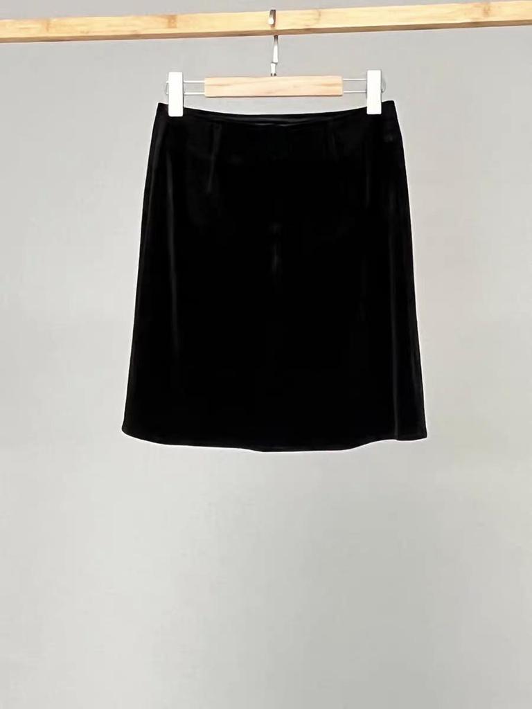 26 Early Spring Retro Velvet Little Black A-line Dress: Classic Mid-Waist, Slimming, Commuter Style