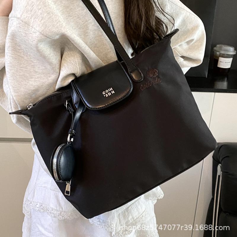 Large-capacity casual women's tote bag women's 2025 new simple and fashionable shoulder bag nylon commuter armpit bag