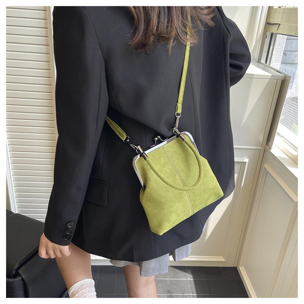 Damen Retro Crossbody-Tasche aus Wildlederimitat, Elegante Schultertasche mit Kontrastfarbe und Bügelverschluss, Abnehmbarer Schultergurt, Kleine Handtasche, Alltags-Handtasche