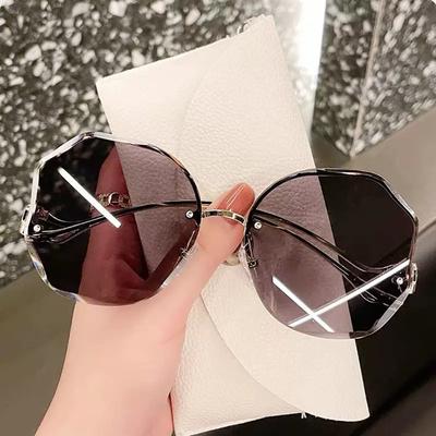Latest Ocean Film Gradient Sunglasses For Women Fashionable Frameless Cut Edge Sun Glasses UV Resistant Street Photography Glasses
