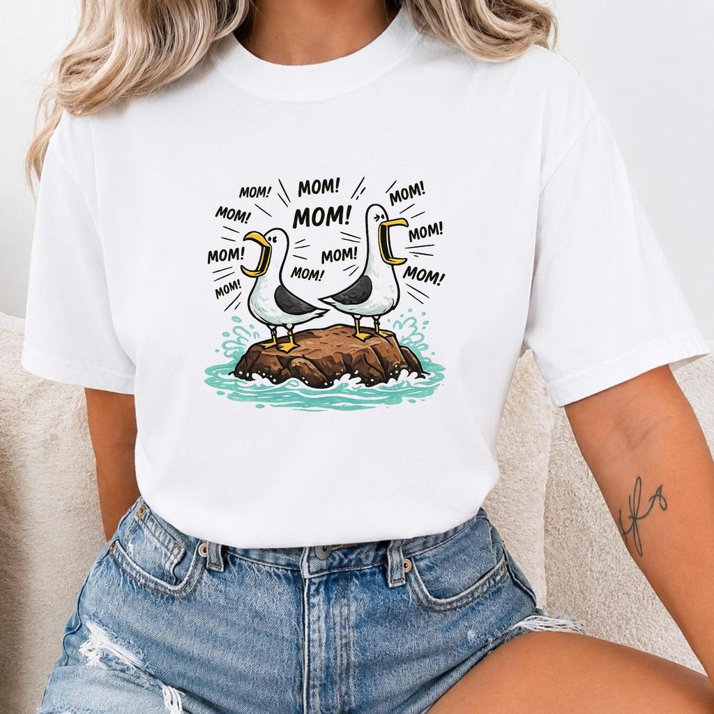 Schreiende Möwen Mama T-Shirt, Küstenvogel Grafik-T-Shirt, Meeresfelsen-Szene Shirt, Geschenk für Strandliebhaber, Nautisches Möwen-T-Shirt, Küsten-Mama Shirt