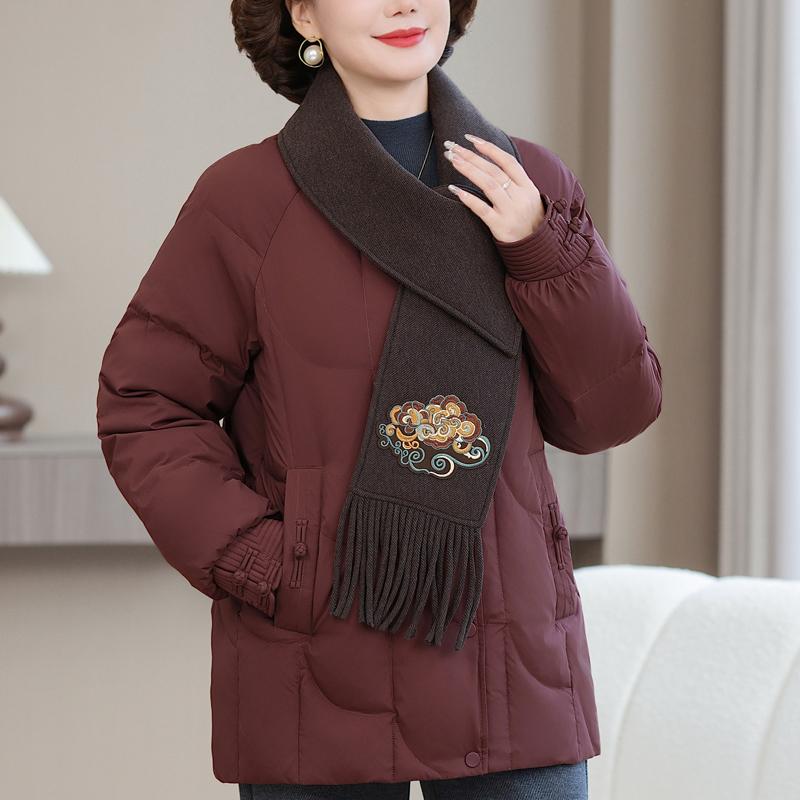 Nadměrná velikost XL-6XL Dámská krátká prošívaná bunda středního věku Zimní svrchní oděv s kapucí Elegantní výšivka Hřejivé péřové kabáty