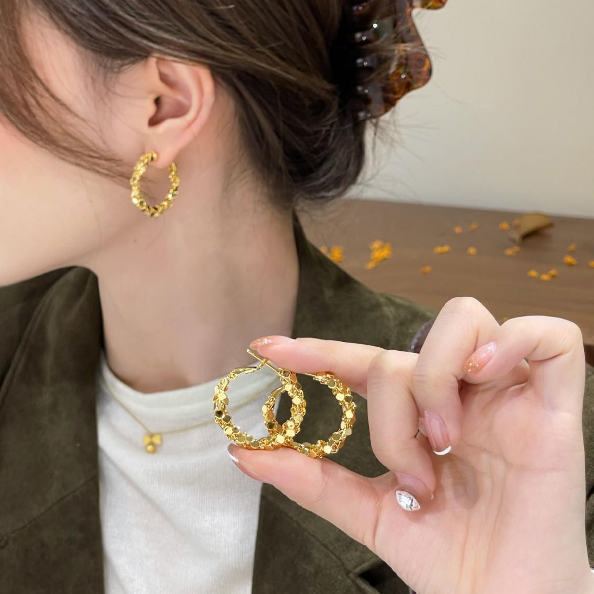 Luxurious French Gold & Silver Flake Ear Cuff Earrings: Light, Exquisite, Cool Style.