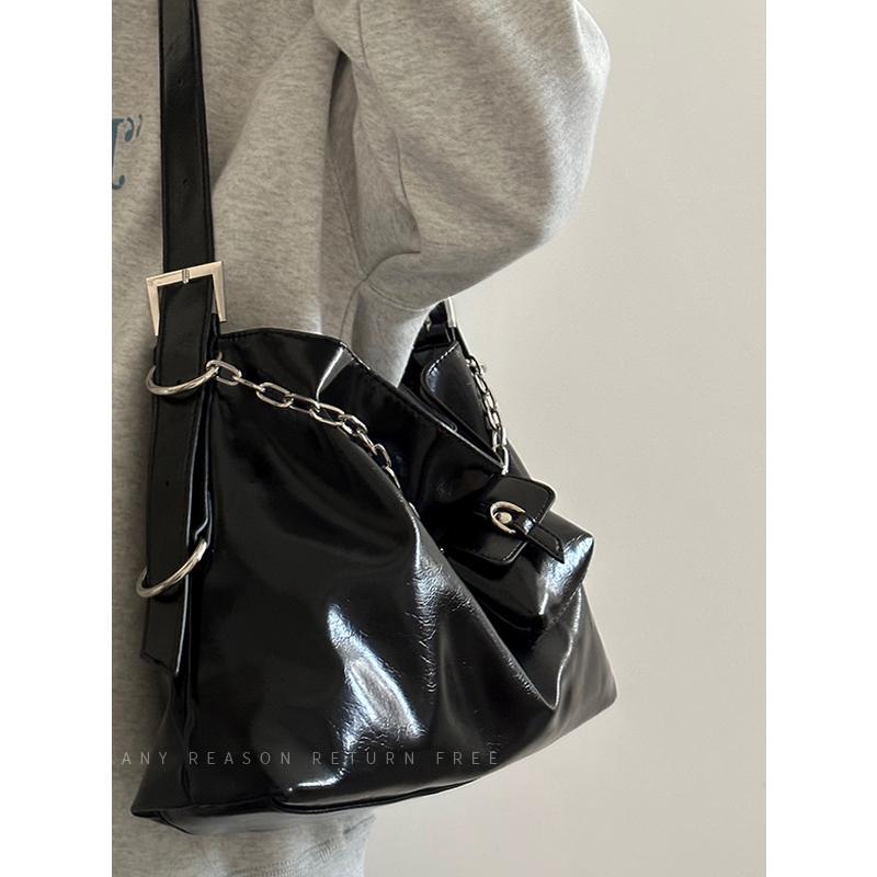 Bag Women's 2025 New Large Capacity Shoulder Tote Bag Premium Sense Versatile Underarm Locomotive Bag Commuter Messenger Bag