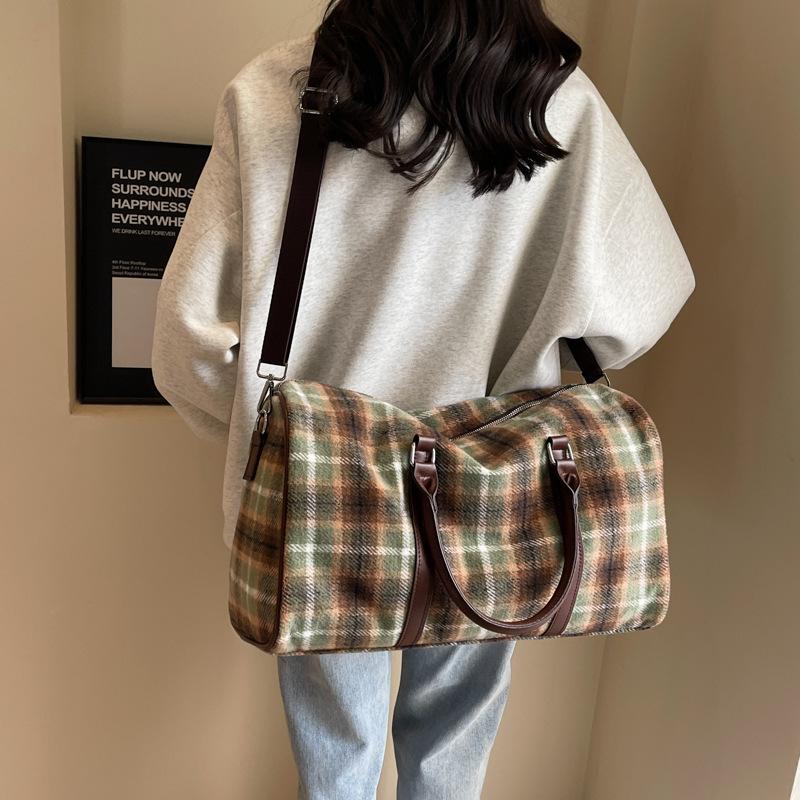 Fashionable and Retro Checkered Hand-held Travel Bag with Contrasting Colors for Women and A Home Clothing Storage Bag