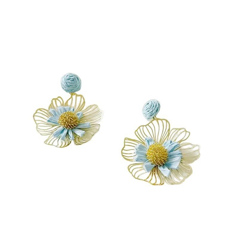 Women Luxury Exaggerated Flower Shaped Straw Woven Fashion Stud Earrings