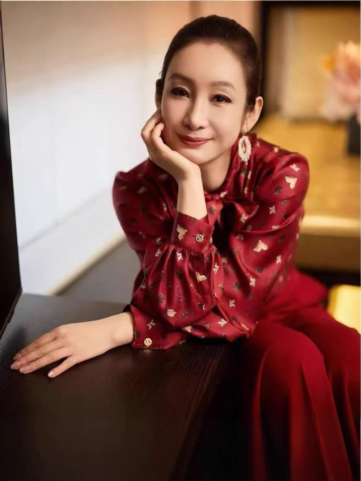 

Женская элегантная шелковая рубашка 2026MAX - Красный и желтый, узор M, дизайн с лентой 42 жёлтый