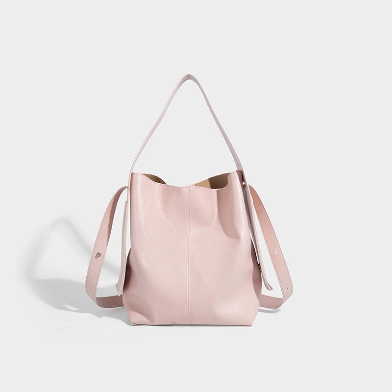 Large-capacity tote bag for women, Korean style, fashionable for work and commuting, shoulder bag, 2025 summer niche high-end underarm bag