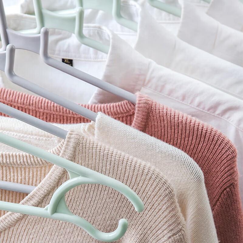 Camellia Plastic Non-Slip Clothes Hangers 15-Pack