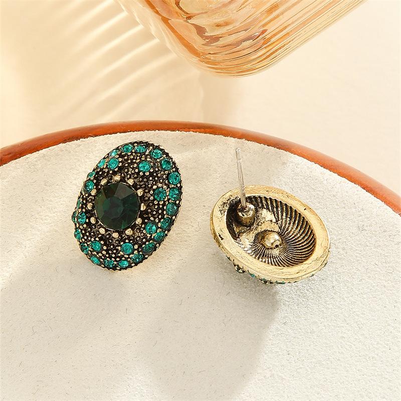 Vintage Emerald-set Diamond Oval Geometric-shaped Ear Stud - A Unique, Minimalist, Luxurious and Exquisite Fashion Accessory for Ears.