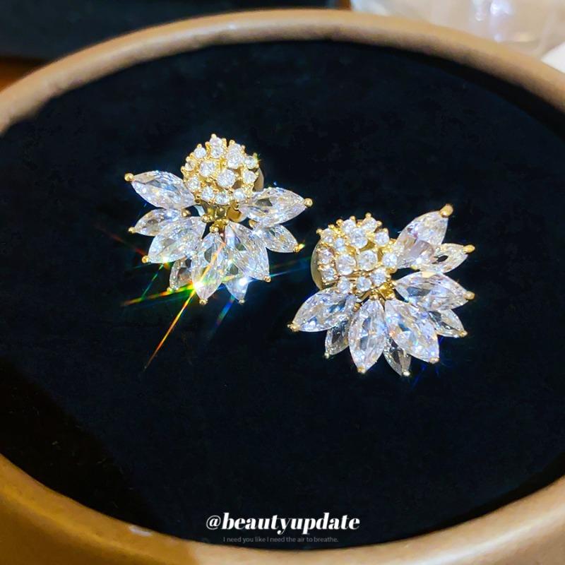 The Icing On the Cake~ Shining Zircon Flower Ear Clips for Women Without Earholes Korean Exquisite Earrings Light Luxury High-end Earrings